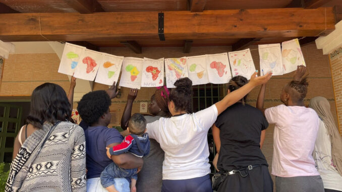 Las mujeres africanas que llegan a España en patera embarazadas o con sus bebés en brazos son "carne de cañón" para caer en manos de las redes de trata. Evitar que esto ocurra y tener la oportunidad de recuperar sus vidas es el objetivo del programa ÖDOS, que acompaña a estas mujeres y menores que provienen de contextos de violencia. EFE/ Fundación Ödos SOLO USO EDITORIAL/SOLO DISPONIBLE PARA ILUSTRAR LA NOTICIA QUE ACOMPAÑA (CRÉDITO OBLIGATORIO)
