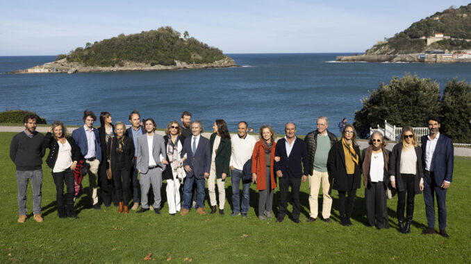 El presidente de la Fundación Eduardo Chillida-Pilar Belzunce, Luis Chillida (6d), y el responsable de desarrollo de ChillidaLeku, Mikel Chillida (d), junto a otros miembros de la familia Chillida, este miércoles durante la presentación de los actos programados para celebrar el centenario del nacimiento del escultor donostiarra Eduardo Chillida. EFE/Javier Etxezarreta
