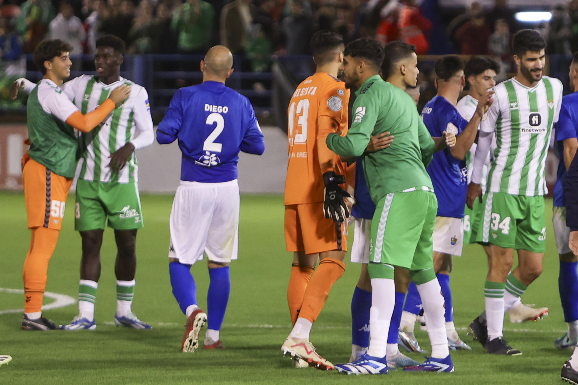 Los jugadores del Betis y del CD Hernán Cortés se saludan tras el encuentro correspondiente a la primera ronda de la Copa del Rey disputado en Almendralejo (Badajoz). EFE/ Jero Morales
