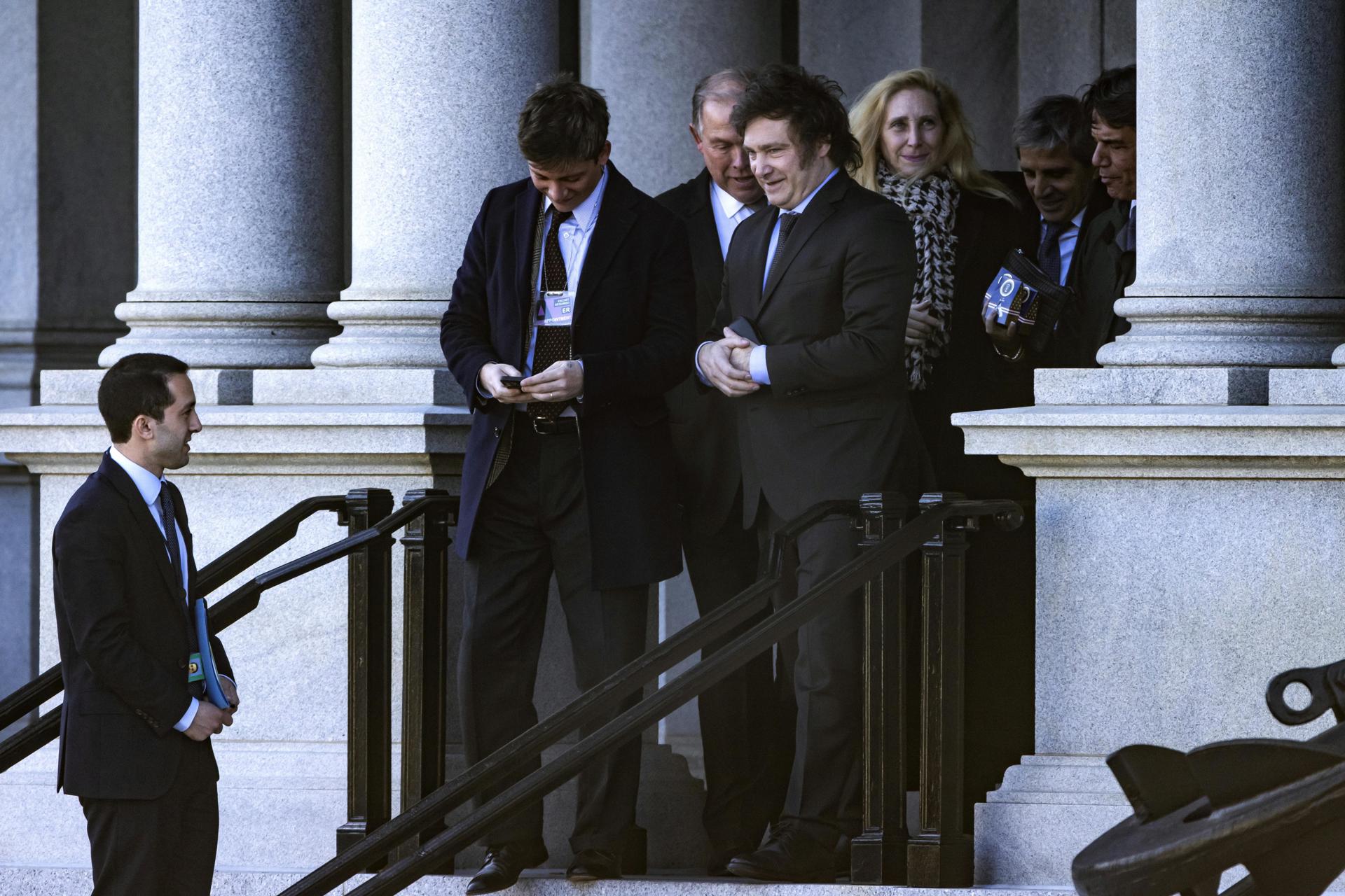 El presidente electo de Argentina, Javier Milei (atrás), sale de la Casa Blanca, este 28 de noviembre de 2023. EFE/Jim Lo Scalzo
