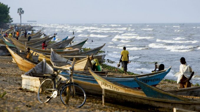 Fotografía de archivo que muestra unas barcas de pesca a orillas del lago Alberto, en el oeste de Uganda. EFE/Dai Kurokawa
