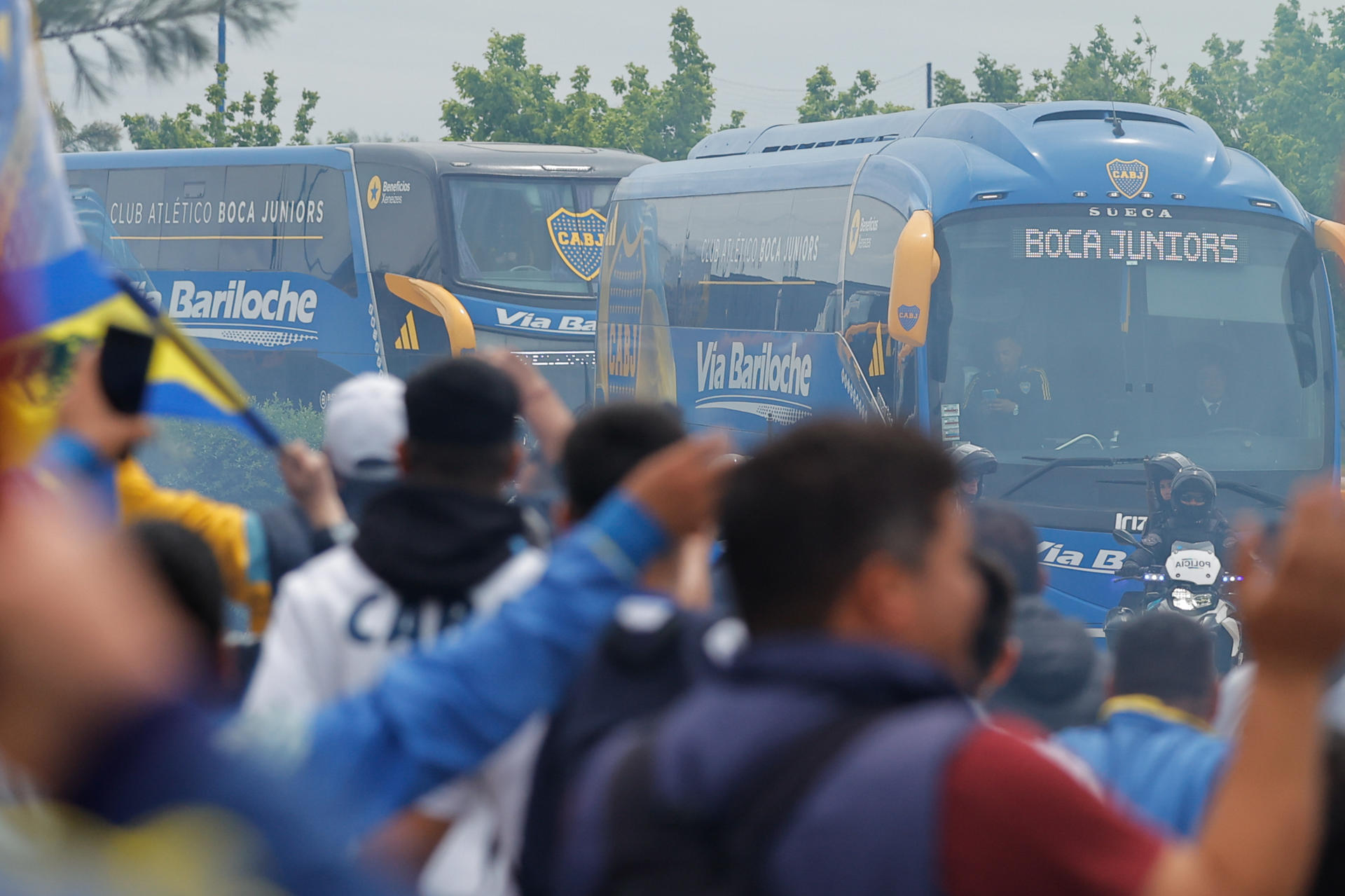 Aficionados alientan a los jugadores del Boca Juniors en el camino hacia el aeropuerto hoy, en Buenos Aires (Argentina). EFE/Juan Ignacio Roncoroni
