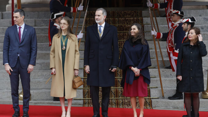 Los reyes Felipe y Letizia junto a la princesa de Asturias Leonor, el presidente del Gobierno, Pedro Sánchez (i) y la presidenta del Congreso, Francina Armengol a su llegada a la solemne apertura de la XV Legislatura, en una sesión conjunta de las Cortes Generales que se celebra en el Congreso y donde el rey pronunciará un discurso ante el nuevo Gobierno de Pedro Sánchez y los diputados y senadores elegidos el pasado 23 de julio. EFE/Mariscal
