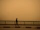 Un hombre sale a caminar durante una tormenta de arena en El Cairo, Egipto, en una fotografía de archivo. EFE/ Mohamed Hossam