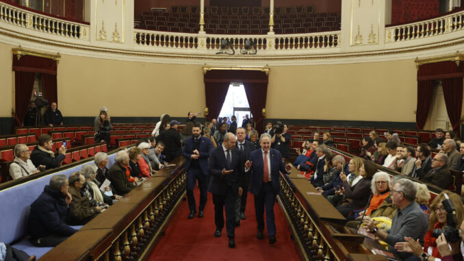 El presidente del Senado, Pedro Rollán (c), después de abrir la Puerta del Rey durante la primera jornada de Puertas Abiertas en la Cámara Alta en Madrid este jueves. EFE/ Javier Lizón
