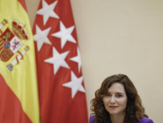 La presidenta de la Comunidad de Madrid, Isabel Díaz Ayuso, recibe al presidente electo de la República del Ecuador, Daniel Noboa, este viernes en Madrid. EFE/Sergio Pérez