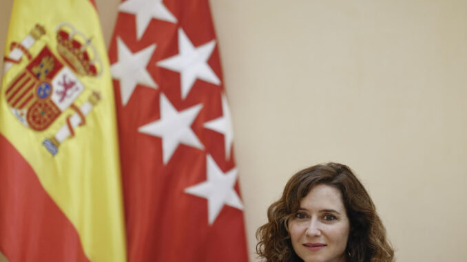 La presidenta de la Comunidad de Madrid, Isabel Díaz Ayuso, recibe al presidente electo de la República del Ecuador, Daniel Noboa, este viernes en Madrid. EFE/Sergio Pérez
