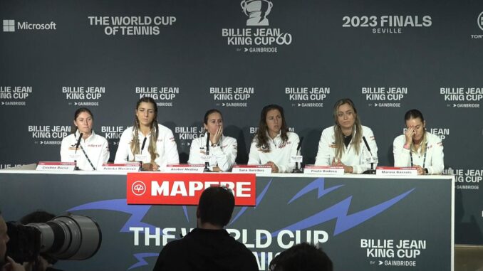 SEVILLA, 06/11/2023.- Rueda de prensa del equipo nacional femenino de tenis que esta semana participa en las finales de la Copa Billie Jean King que alberga el estadio de La Cartuja, en Sevilla. EFE/Juan Chicano
