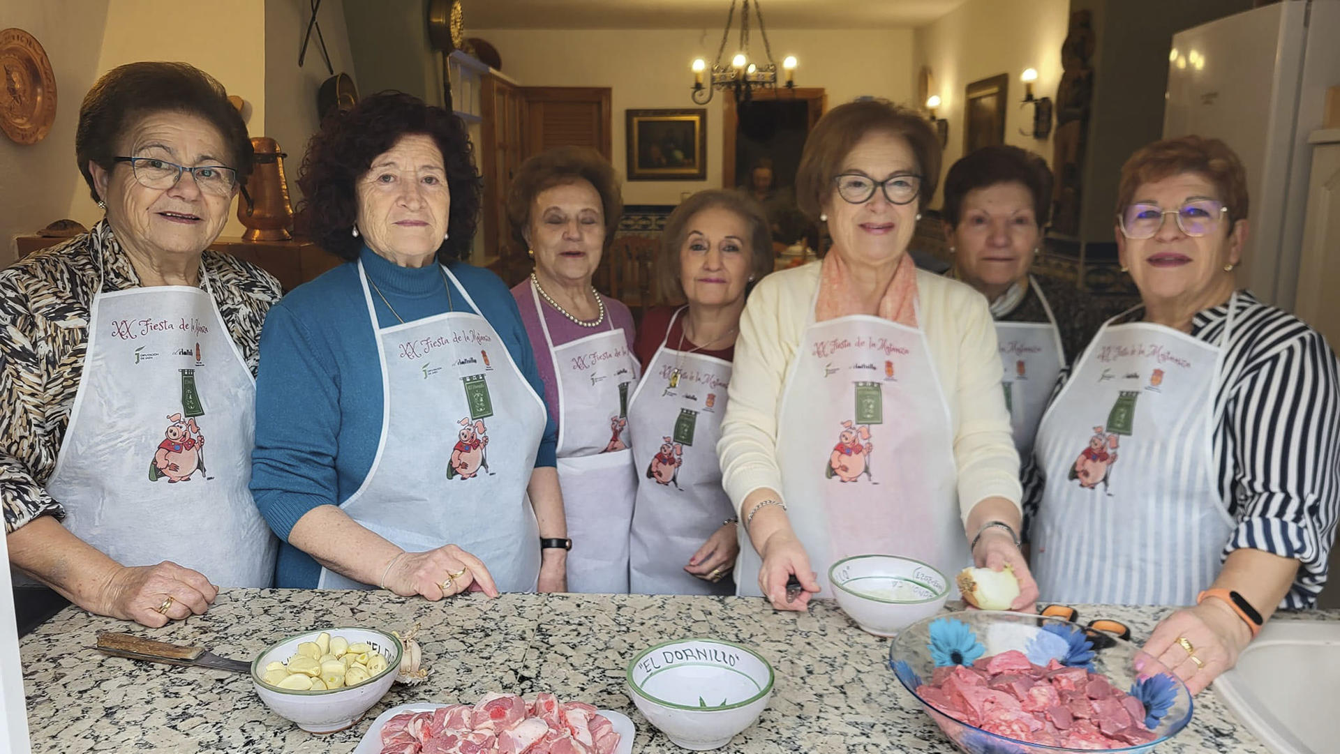 Mujeres matanceras, participantes en la Fiesta de la Matanza de Valdepeñas de Jaén. EFE/Ginés Donaire
