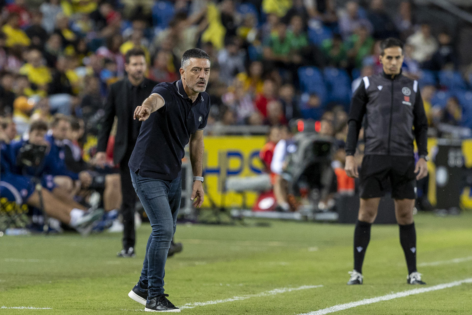 El entrenador de la UD Las Palmas, García Pimienta, durante el partido de la jornada 12 de Liga de Primera División disputado este viernes en el estadio Gran Canaria.- EFE/Quique Curbelo
