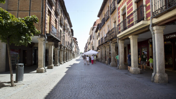 La calle Mayor de Alcalá de Henares, una de las más importantes de su casco histórico. EFE/Javier Liaño/aa
