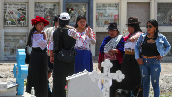 Indígenas acuden hoy con los mejores manjares para conversar con las almas de los suyos que se han ido, en la población San Juan Bautista de Punín, un pintoresco pueblito enclavado en el corazón de los Andes (Ecuador). EFE/José Jácome
