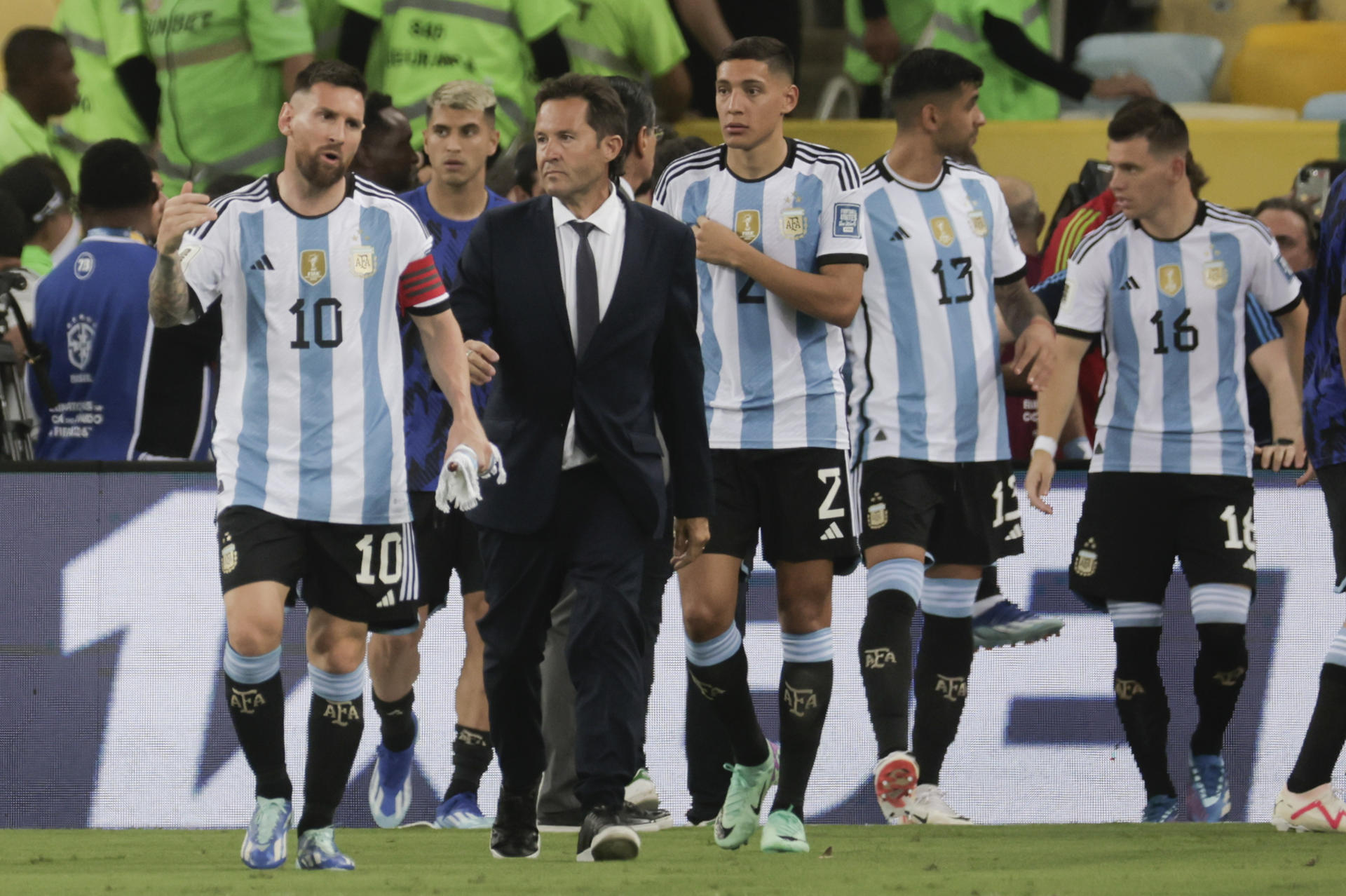 Lionel Messi (i) Argentina sale del campo debido a disturbios entre hinchas hoy, en un partido de las eliminatorias para la Copa Mundo de Fútbol de 2026 entre Brasil y Argentina en el estadio Maracaná en Río de Janeiro (Brasil). EFE/ Antonio Lacerda
