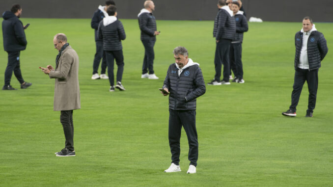 El entrenador del Nápoles, Walter Mazzarri (c), durante el entrenamiento celebrado este martes en Madrid previo al partido de Liga de Campeones que disputarán mañana ante el Real Madrid. EFE/Fernando Villar
