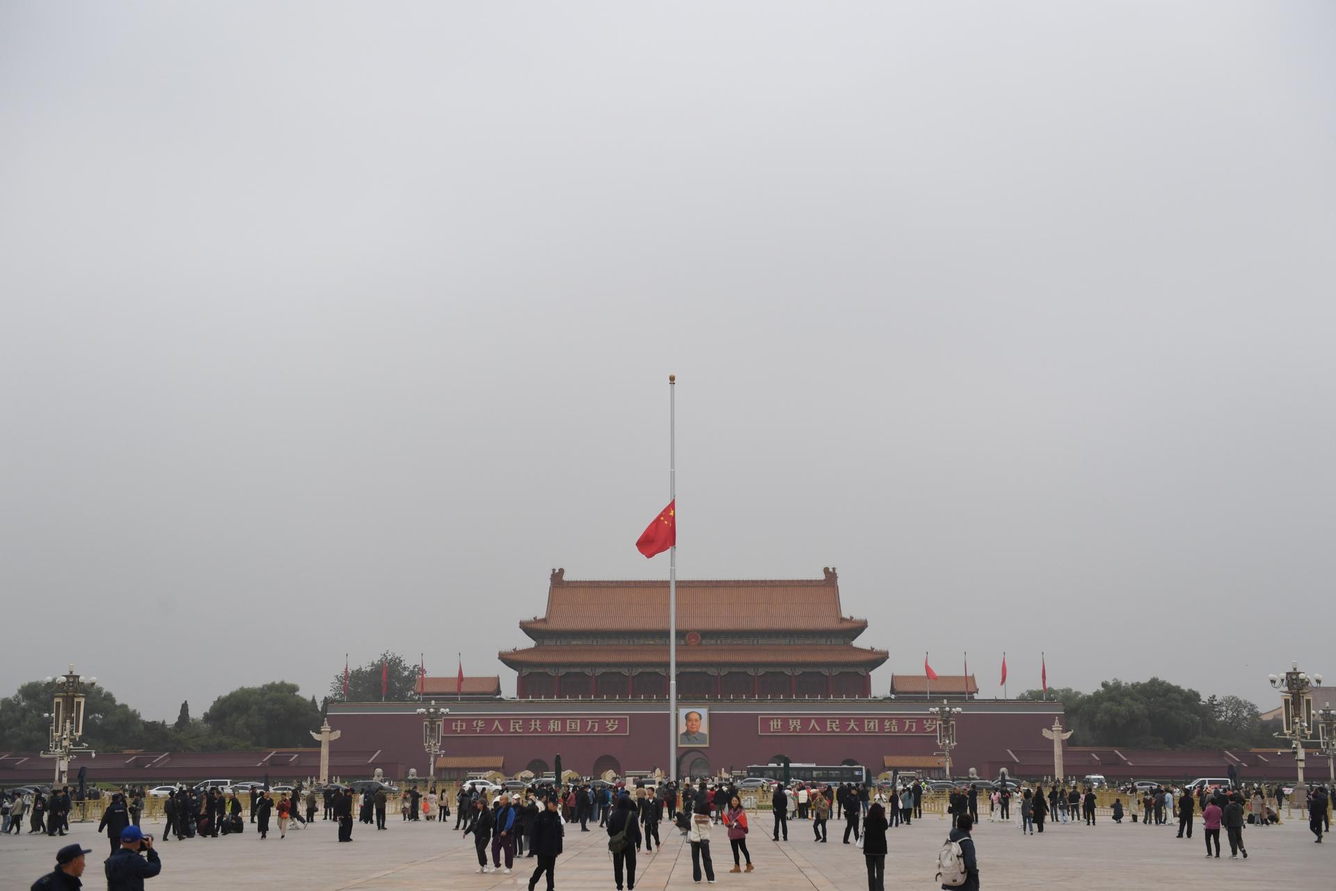 La bandera nacional china ondea este jueves a media asta en la plaza de Tiananmen, en Pekín, en tributo al ex primer ministro chino Li Keqiang, fallecido a los 68 años el pasado 27 de octubre en Shanghái a causa de un infarto. EFE/EPA/XINHUA / JU HUANZONG CHINA OUT / UK AND IRELAND OUT / MANDATORY CREDIT EDITORIAL USE ONLY EDITORIAL USE ONLY
