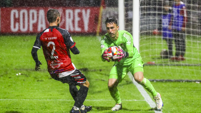 El guardameta del Granada Adri López (d) para un balón durante el partido de Copa del Rey que Arosa y Granada disputaron en el estadio de A Lombardero (Vigo). EFE/ Salvador Sas
