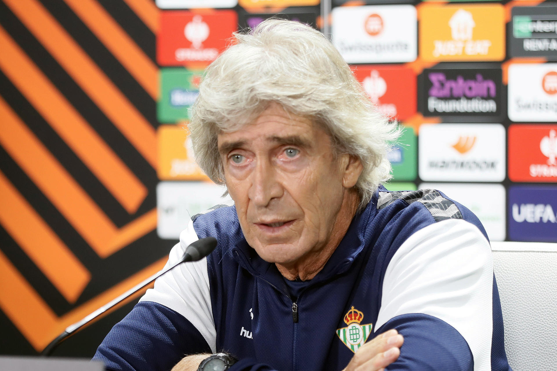 El entrenador chileno del Betis, Manuel Pellegrini, durante la rueda de prensa tras el entrenamiento de la plantilla previo al partido ante el Aris Limassol chipriota. EFE/José Manuel Vidal
