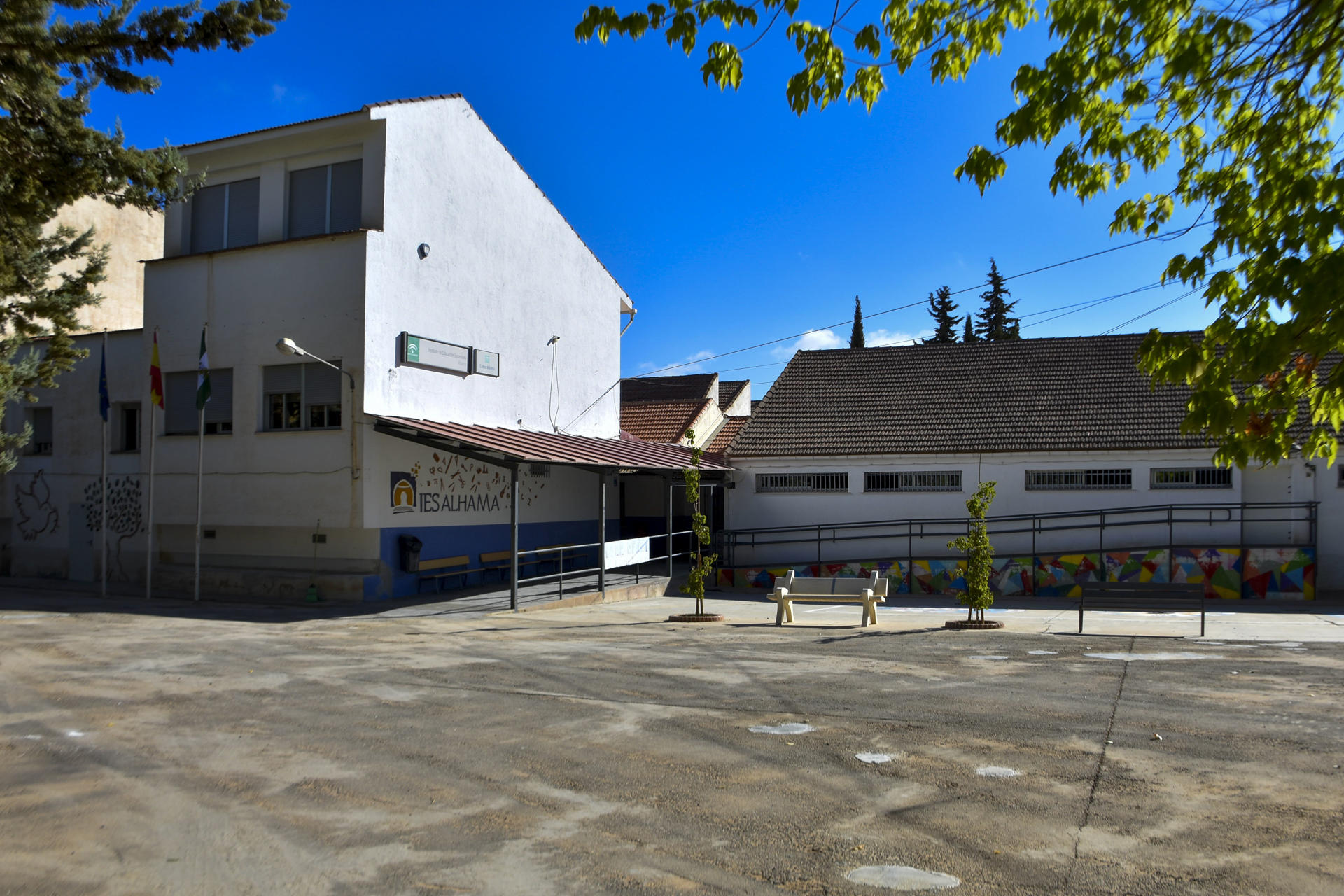 Un joven menor de edad, de unos 15 años, ha resultado herido de gravedad tras presuntamente recibir una paliza de al menos dos agresores en el instituto de Educación Secundaria de Alhama de Granada. El joven ha tenido que ser trasladado en helicóptero hasta el Hospital de Neurotraumatología de Granada, donde se encuentra ingresado en la Unidad de Cuidados Intensivos. En la imagen, vista del IES ALHAMA donde han ocurrido la agresión. EFE/ Miguel Angel Molina
