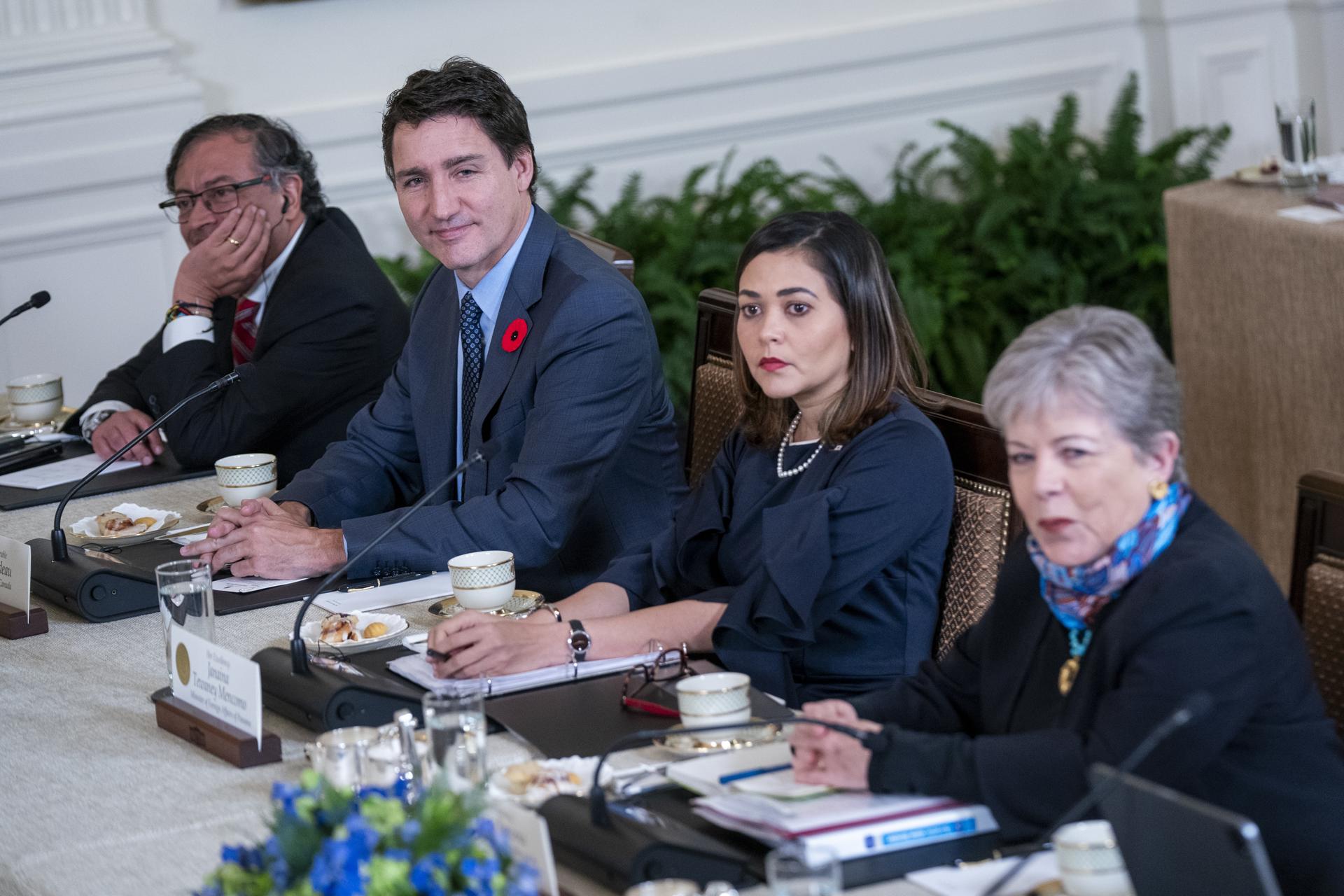 (i-2) El presidente de Colombia, Gustavo Petro, el primer ministro de Canadá, Justin Trudeau, y las ministras de Exteriores de Panamá, Janaina Tewaney, y México, Alicia Bárcena, participan en la Cumbre de Líderes de la Alianza para la Prosperidad Económica en las Américas (APEP), este 3 de noviembre de 2023, en la Casa Blanca, Washington. EFE/ Shawn Thew
