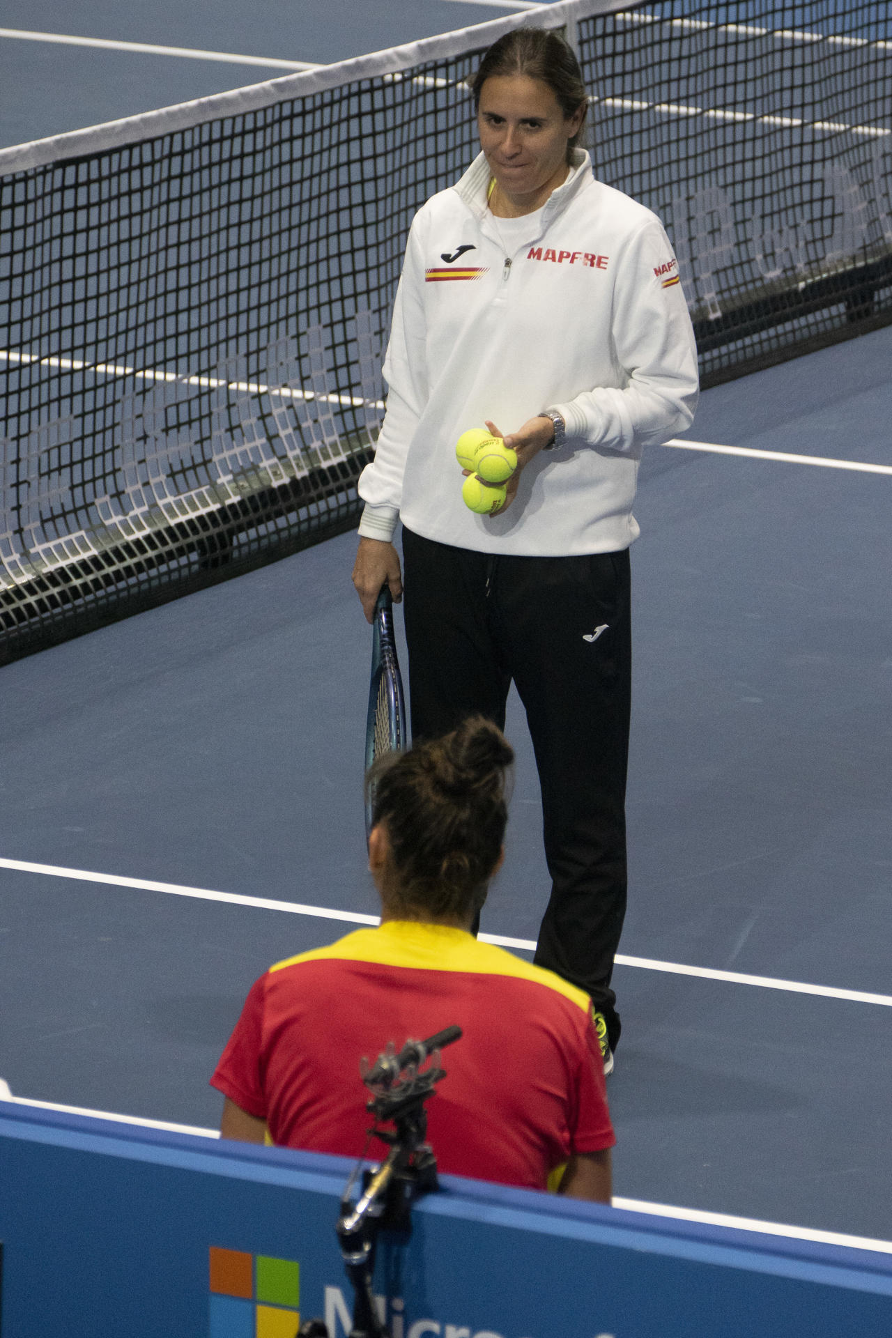 La capitana del equipo español, Anabel Medina, durante un entrenamiento de la selección española femenina de tenis en el marco el torneo Billie Jean King Cup Sevilla 2023. EFE/ David Arjona
