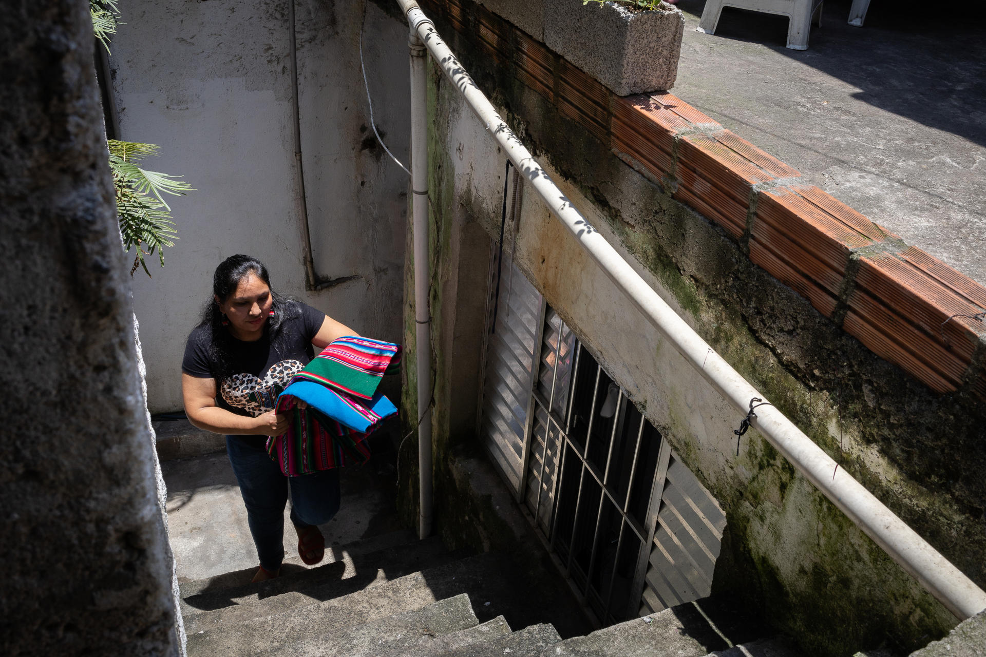 La costurera boliviana Dilma Chilaca atiende a EFE en su casa y taller en Sao Paulo (Brasil). EFE/ Isaac Fontana
