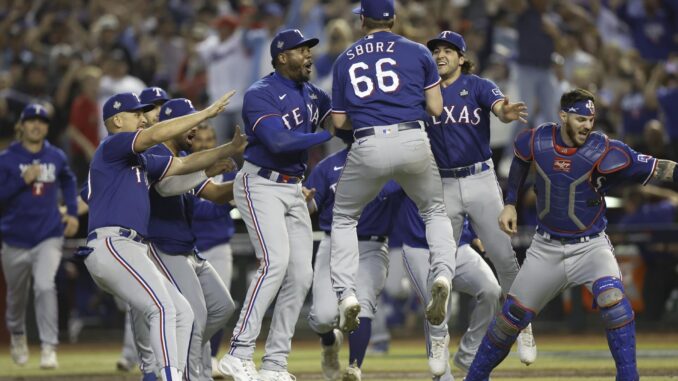 Los jugadores de los Texas Rangers celebran el título de la Serie Mundial, este 1 de noviembre de 2023. EFE/EPA/John G. Mabanglo
