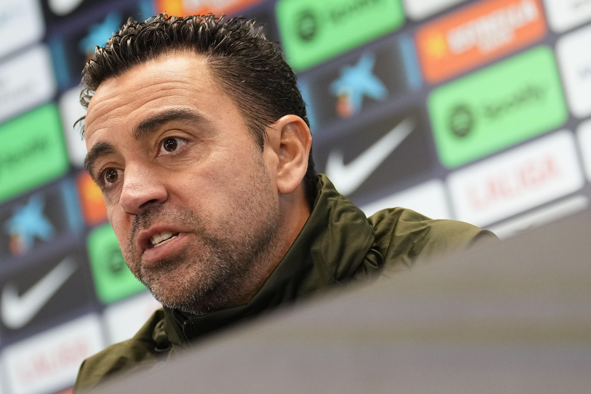 El entrenador del FC Barcelona, Xavi Hernández, durante la rueda de prensa posterior al entrenamiento que el equipo azulgrana ha realizado en la ciudad deportiva Joan Gamper para preparar el partido de LaLiga que mañana disputarán ante la Real Sociedad. EFE/Enric Fontcuberta.
