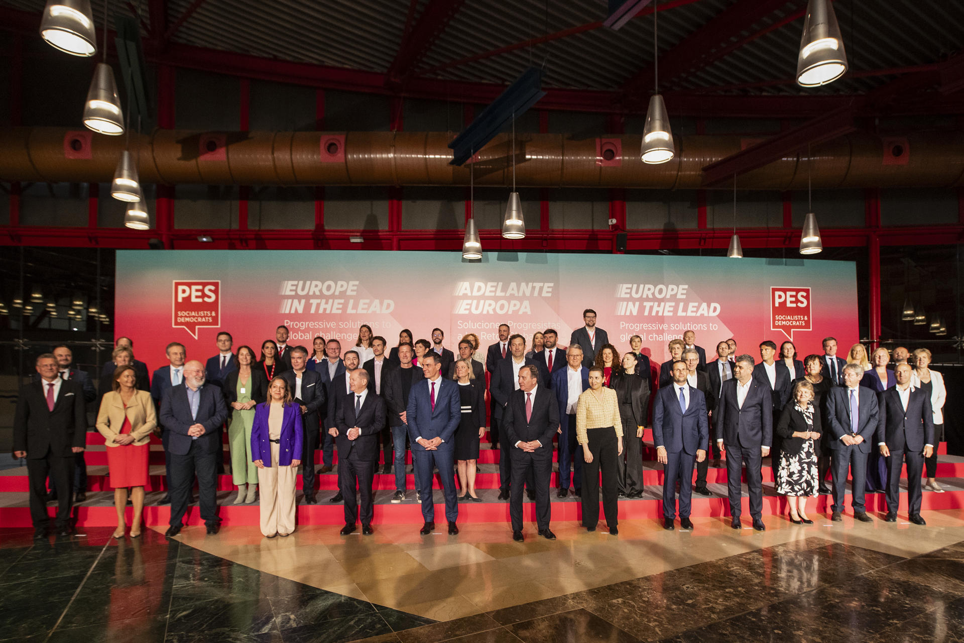 El líder del PSOE y presidente en funciones de España, Pedro Sánchez (c) posa en una foto de familia con el presidente de los Socialistas Europeos Stefan Löfven (d), el canciller alemán Olaf Scholz (i) y la primera ministra de Dinamarca Mette Frederiksen, entre otros responsables políticos socialistas en el Congreso del Partido Socialista Europeo en el Palacio de Congresos de Málaga.EFE/ Jorge Zapata
