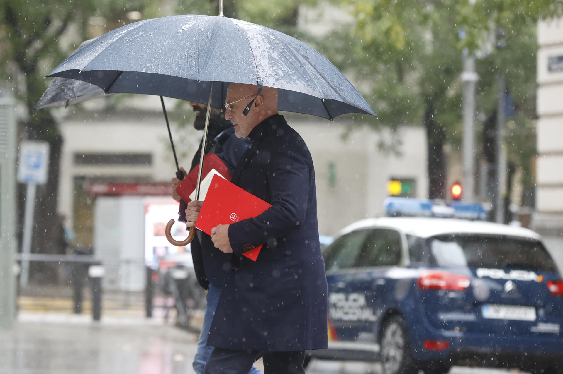 El seleccionador nacional de fútbol, Luis de la Fuente, llega a la Audiencia Nacional en Madrid para declarar como testigo ante el juez en la investigación a Luis Rubiales por delitos de agresión sexual y coacciones a la jugadora Jenni Hermoso. EFE/ Juan Carlos Hidalgo
