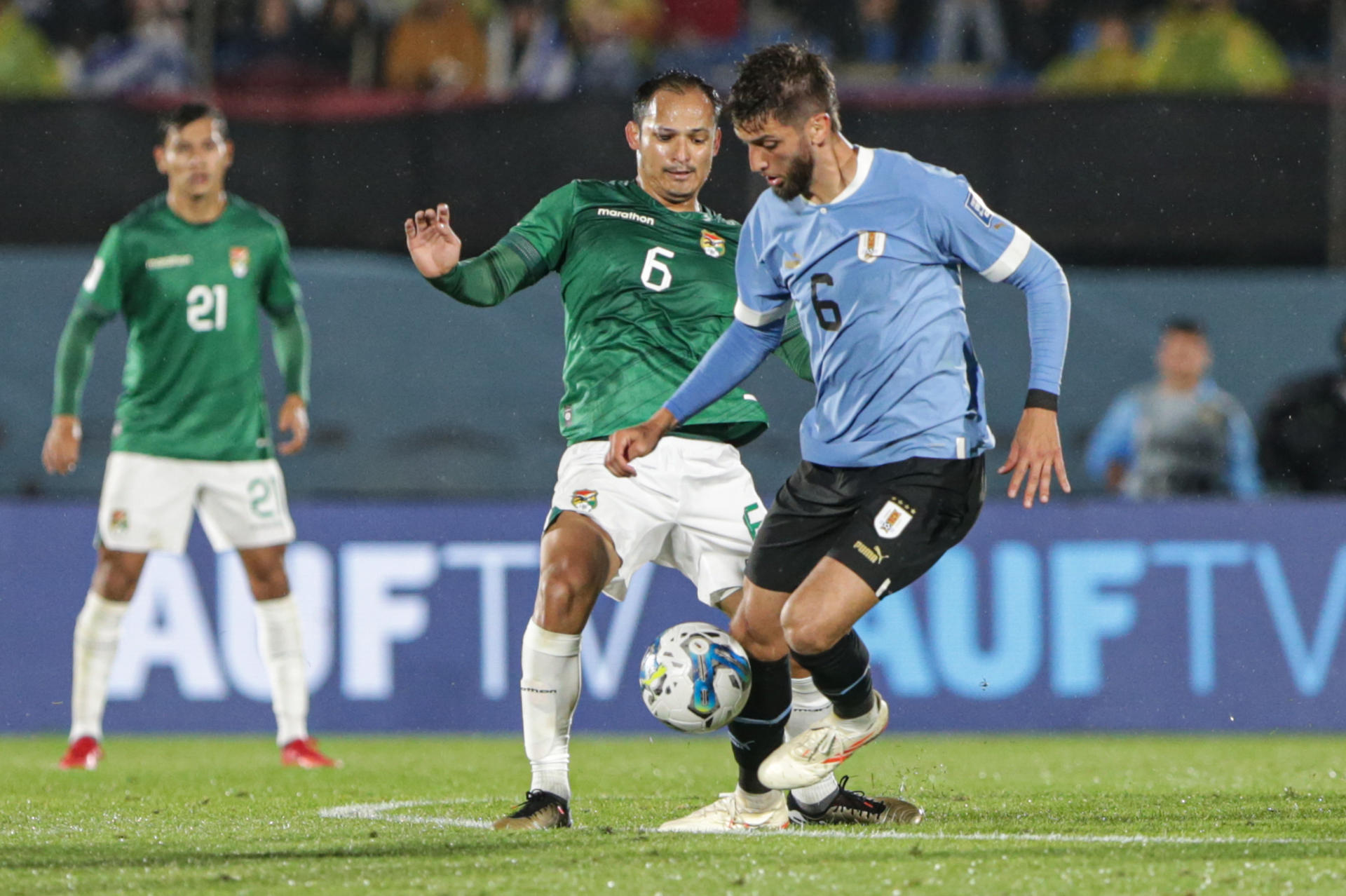 Rodrigo Betancur (d) de Uruguay disputa el balón con Leonel Justiniano de Bolivia hoy, en un partido de las Eliminatorias Sudamericanas para la Copa Mundo de Fútbol de 2026 entre Uruguay y Bolivia en el estadio Centenario, en Montevideo (Uruguay). EFE/Gastón Britos
