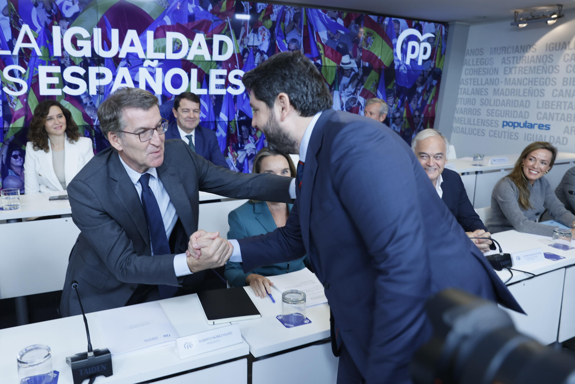 El presidente de Murcia, Fernando López Miras (d) saluda al líder del PP, Alberto Núñez Feijóo, durante la Junta Directiva Nacional de la formación, este lunes en Madrid. EFE/ Mariscal
