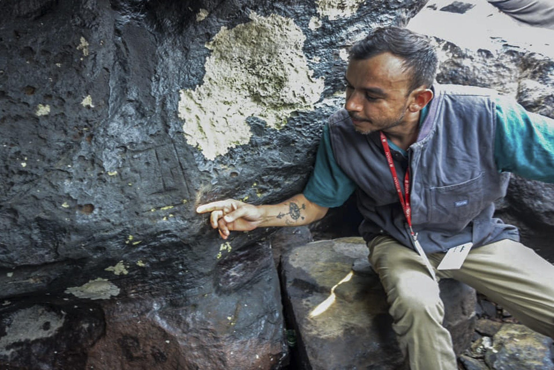 Fotografía cedida por el Instituto de Patrimonio Histórico y Artístico Nacional de Brasil (Iphan) que muestra a uno de sus profesionales en el lugar donde fueron hallados varios yacimientos arqueológicos, en la Amazonía de Brasil. EFE/ Guilherme Silva/Iphan
