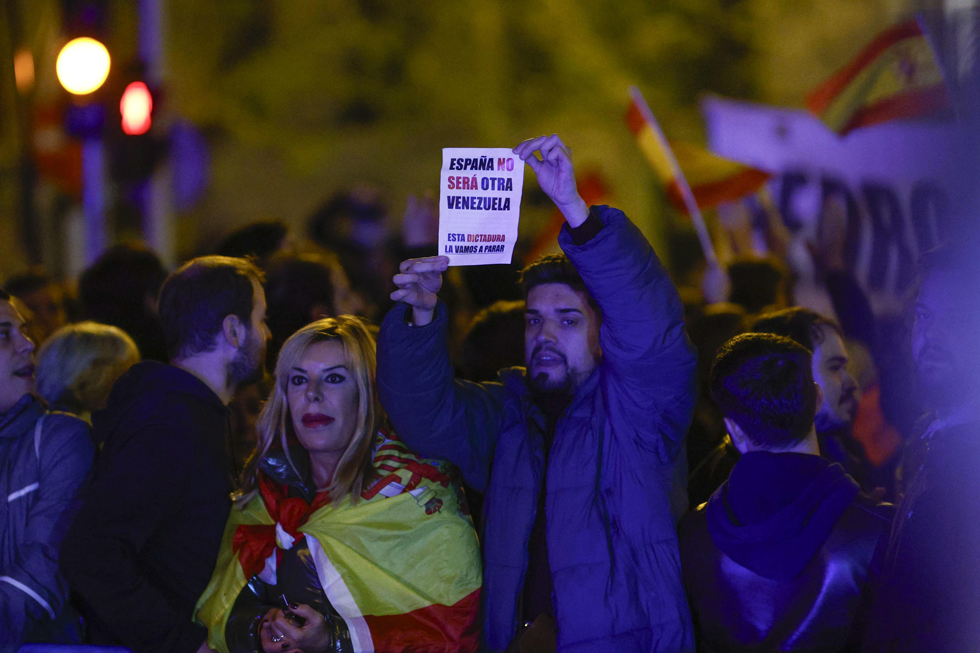 Centenares de personas participan en la manifestación convocada contra la amnistía, este miércoles en las inmediaciones de la sede del PSOE en Ferraz, en Madrid. EFE/Rodrigo Jiménez
