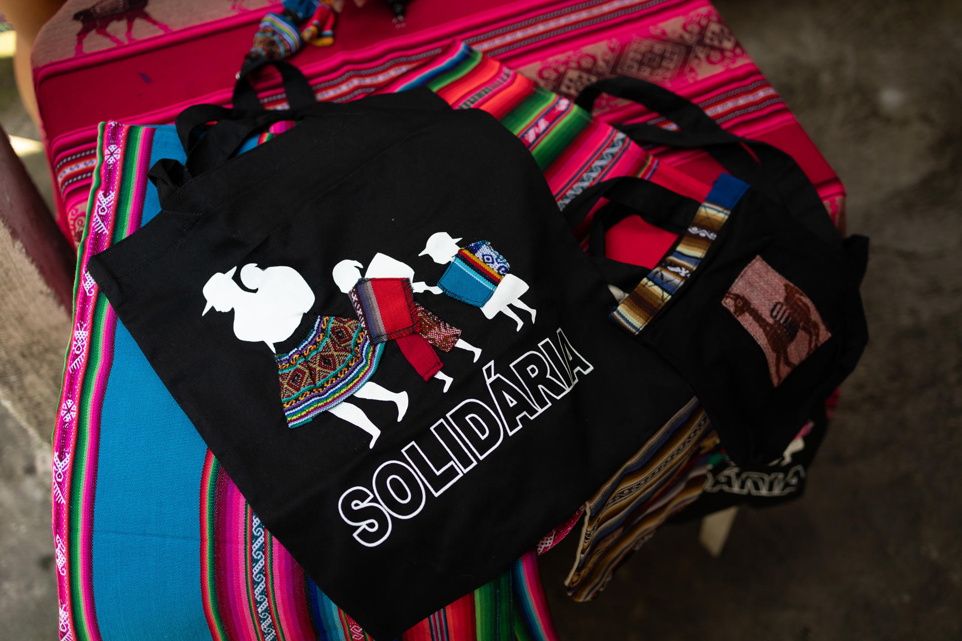 Fotografía de productos elaborados por la costurera boliviana Dilma Chilaca en Sao Paulo (Brasil). EFE/ Isaac Fontana
