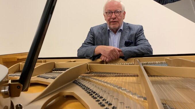 Fotografía cedida por Rafael Vinoly Architects donde aparece el luthier belga Chris Maene mientras posa junto al piano curvo ideado por el arquitecto uruguayo Rafael Viñoly que se estrena este martes en Manhattan en un espectáculo musical que tendrá lugar en la emblemática sala de conciertos Carnegie Hall. EFE/Rafael Vinoly Architects
