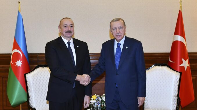 El presidente de Azerbaijan, Ilham Aliyev (izquierda) posa con el turco Recep Tayyip Erdogan en la Cumbre de los países túrquicos. EFE/EPA/AZERBAIJAN PRESIDENTIAL PRESS SERVICE HANDOUT EDITORIAL USE ONLY/NO SALES HANDOUT EDITORIAL USE ONLY/NO SALES
