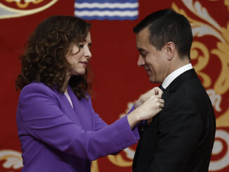 La presidenta de la Comunidad de Madrid, Isabel Díaz Ayuso, impone la Medalla Internacional de la Comunidad de Madrid al presidente electo de la República del Ecuador, Daniel Noboa, este viernes en Madrid. EFE/Sergio Pérez