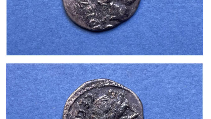 Combo de fotografías que muestran dos de las 3.000 monedas, que junto a decenas de piedras preciosas, así como esculturas o mosaicos, han sido recuperadas tras unas excavaciones en el yacimiento de la vieja ciudad romana de Claterna (norte de Italia), según anunciaron hoy los arqueólogos. Entre los tesoros hay un "quinario", una rara moneda de plata de la era republicana datada en el año 97 a.C, según un comunicado. EFE/ Soprintendenza Bologna SOLO USO EDITORIAL/ SOLO USO PERMITIDO PARA ILUSTRAR LA NOTICIA QUE ACOMPAÑA/ (CRÉDITO OBLIGATORIO)
