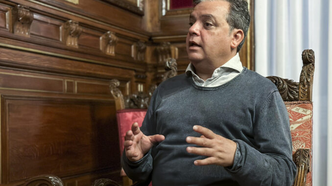 El periodista salvadoreño Carlos Dada durante la entrevista con EFE en Madrid, donde ha presentado en la Casa de América su primer libro, “Los pliegues de la cintura” (2023). EFE/Ana Báez
