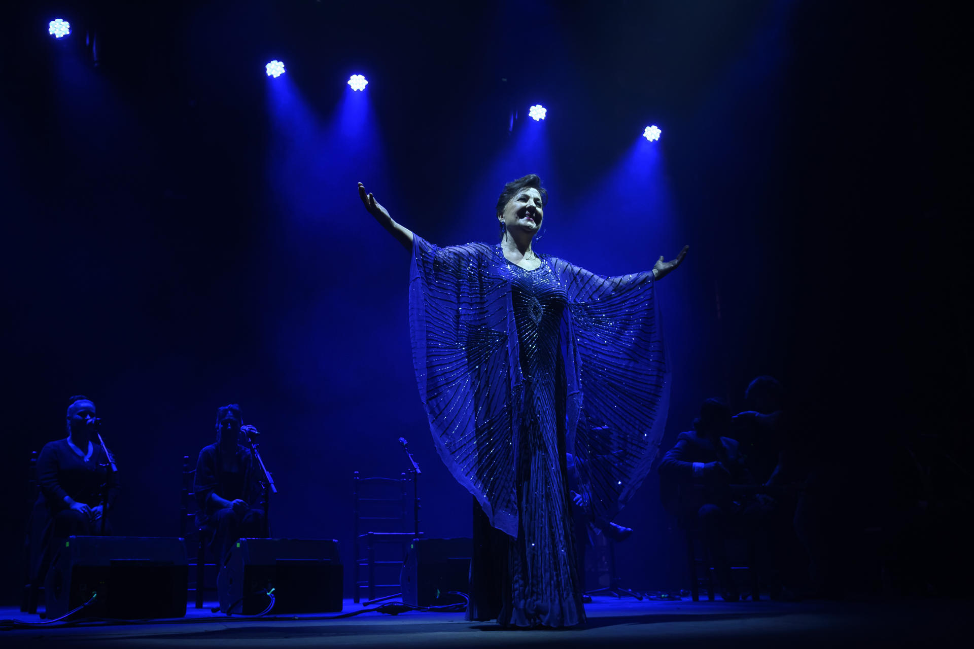 La cantaora Carmen Linares ha sido la encargada de abrir el espectáculo "El flamenco es universal", este lunes en la Plaza de España de Sevilla. EFE/Raúl Caro
