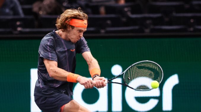 El ruso Andrey Rublev en acción durante el encuentro frente al neerlandés Botic Van De Zandschulp en el Masters 1.000 de París. EFE/EPA/Mohammed Badra
