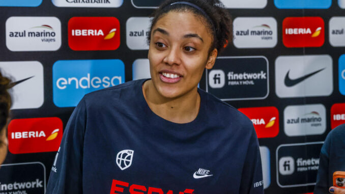 La jugadora de la selección femenina de baloncesto Helena Homa durante la rueda de prensa posterior al entrenamiento llevado a cabo este lunes en Madrid, para preparar los dos primeros partidos de clasificación para el Eurobasket de 2025 frente a Croacia y Austria. EFE/Aitor Martín.
