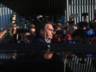 Fotografía de archivo en la que se registró al expresidente de Brasil entre 2019-2022, Jair Bolsonaro (c), en Brasilia (Brasil). EFE/Andre Borges