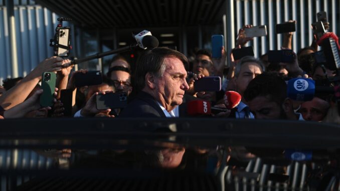 Fotografía de archivo en la que se registró al expresidente de Brasil entre 2019-2022, Jair Bolsonaro (c), en Brasilia (Brasil). EFE/Andre Borges
