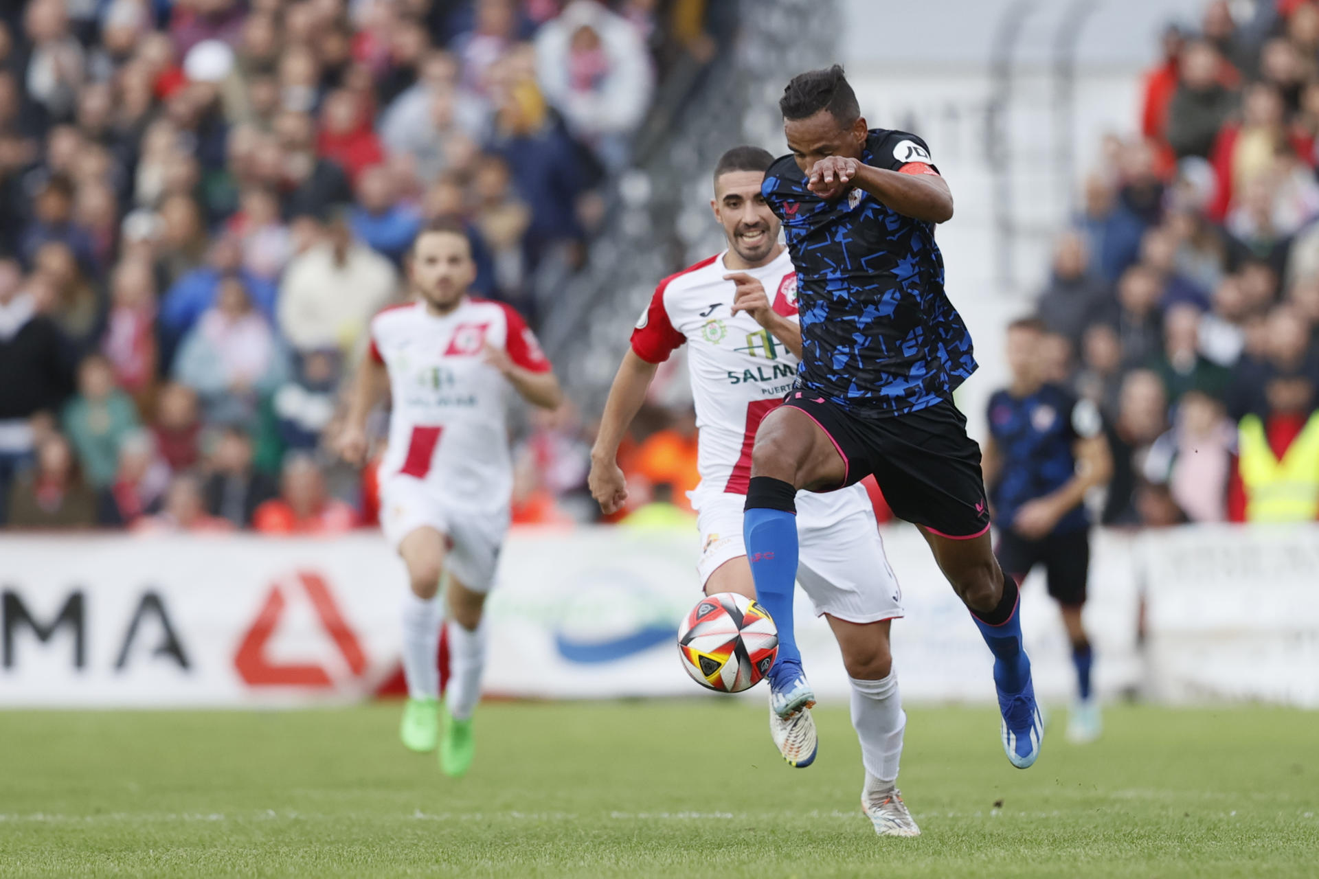 El centrocampista brasileño del Sevilla, Fernando Reges, controla el balón durante el encuentro de primera ronda de Copa del Rey entre el Club Deportivo Quintanar y el Sevilla FC en el Estadio Alfonso Viller García, en Quintanar de la Orden, Toledo. EFE/ Ismael Herrero
