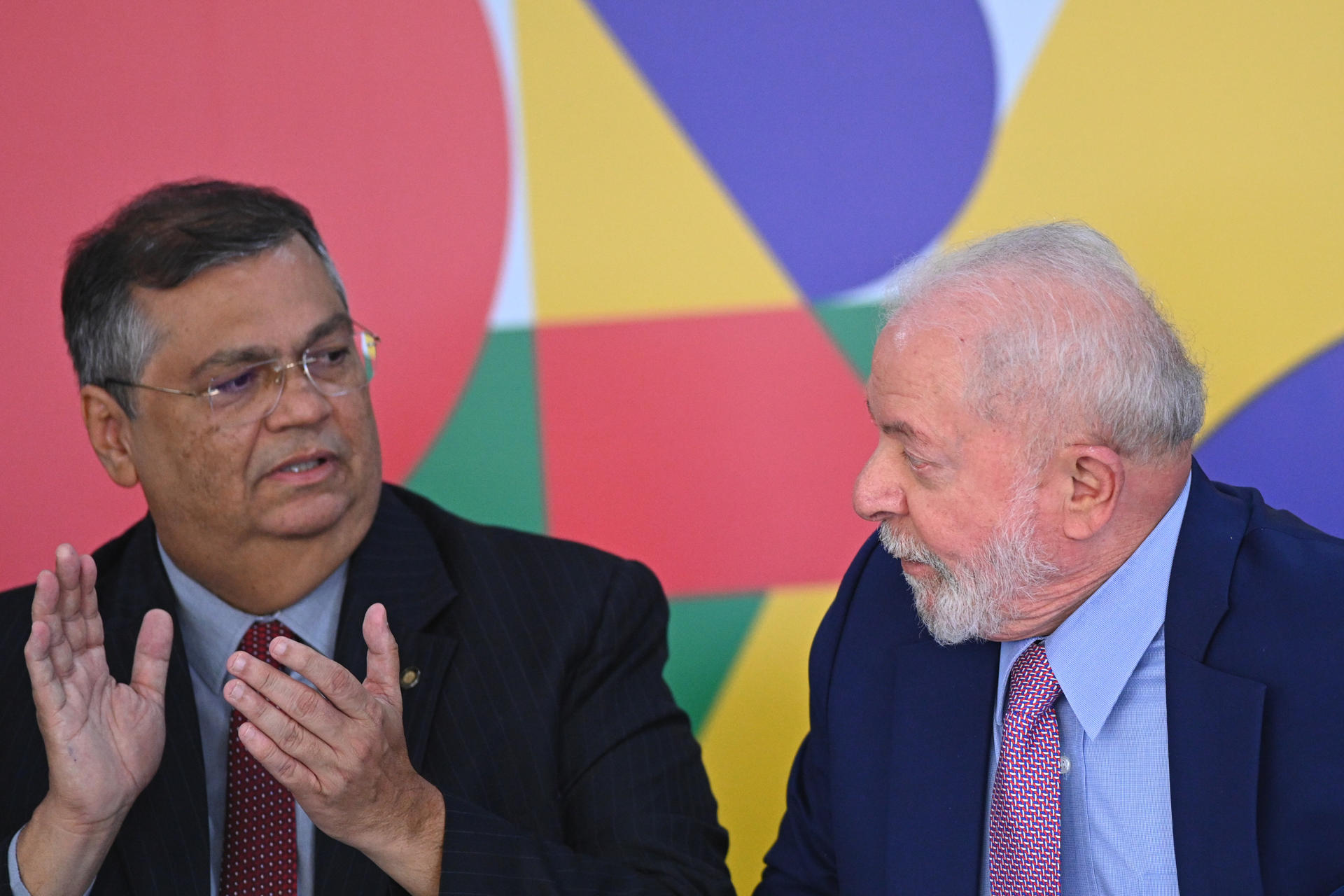 El presidente de Brasil, Luiz Inácio Lula da Silva, y el ministro brasileño de Justicia, Flavio Dino, fueron registrados este miércoles, 1 de noviembre, durante una rueda de prensa, en el Palácio de Planalto, en BrasiIia (Brasil), donde se anunció que las Fuerzas Armadas reforzarán la seguridad en algunos puertos y aeropuertos, a fin de endurecer el combate al crimen organizado. EFE/Andre Borges
