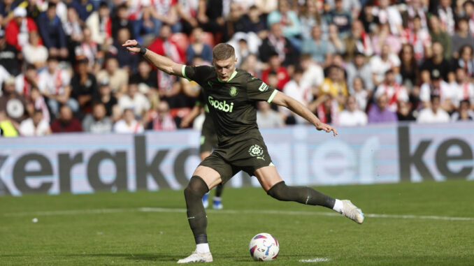 Artem Dovbyk, delantero ucraniano del Girona, durante el partido correspondiente a la jornada 13 de LaLiga. EFE/ Rodrigo Jimenez
