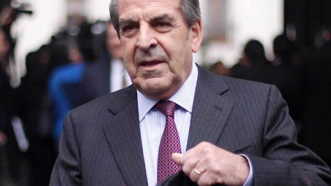 Fotografía de archivo del expresidente de Chile Eduardo Frei saliendo del Palacio de La Moneda, en Santiago (Chile). EFE/ Mario Ruiz
