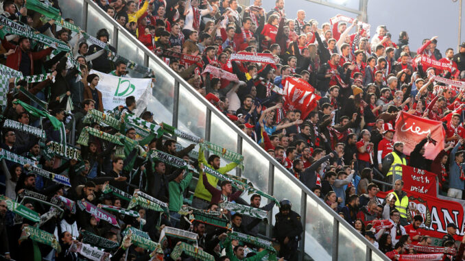 SEVILLA. Foto de archivo de aficionados del Betis (i) y del Sevilla (d) en un derbi disputado en el estadio Benito Villamarín. Unos ochocientos efectivos trabajarán en el dispositivo de seguridad previsto para el derbi de este domingo entre el Sevilla y el Betis, en el Ramón Sánchez-Pizjuán, de los que 296 pertenecen al Cuerpo Nacional de Policía y otros ochenta a la Policía Local de la capital andaluza EFE/ARCHIVO/Paco Puentes
