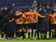 Los jugadores del Shakhtar Donetsk celebra su victoria tras el partido del grupo H de la Champions League que han jugado Shakhtar Donetsk y Royal Antwerp en Hamburgo, Alemania. EFE/EPA/FILIP SINGER